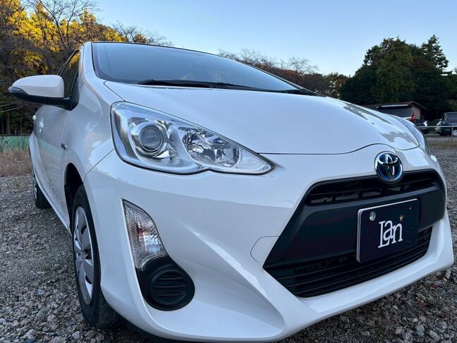 すっきりとしたサイドラインと、傷の少ない光沢あるボディに注目！【アクア】